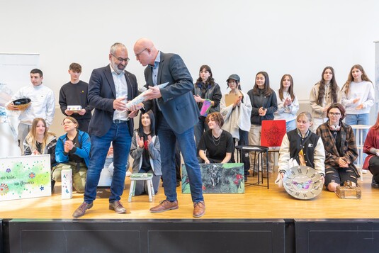 Verabschiedung Stefan Farner, Vorsitzender Lehrlingswettbewerb durch Roland Suter, Abteilungsleiter Maler BSA